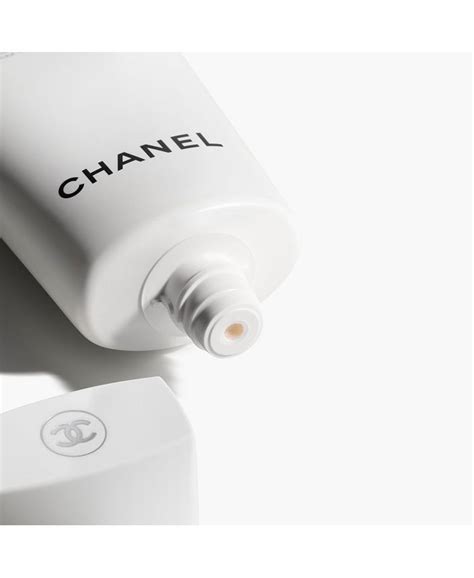 chanel demaquillant yeux intense review|chanel intense brightening foam cleanser.